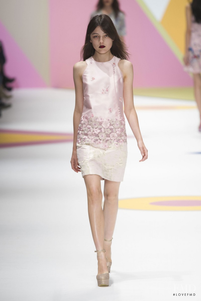 Lary Müller featured in  the Shiatzy Chen fashion show for Spring/Summer 2016