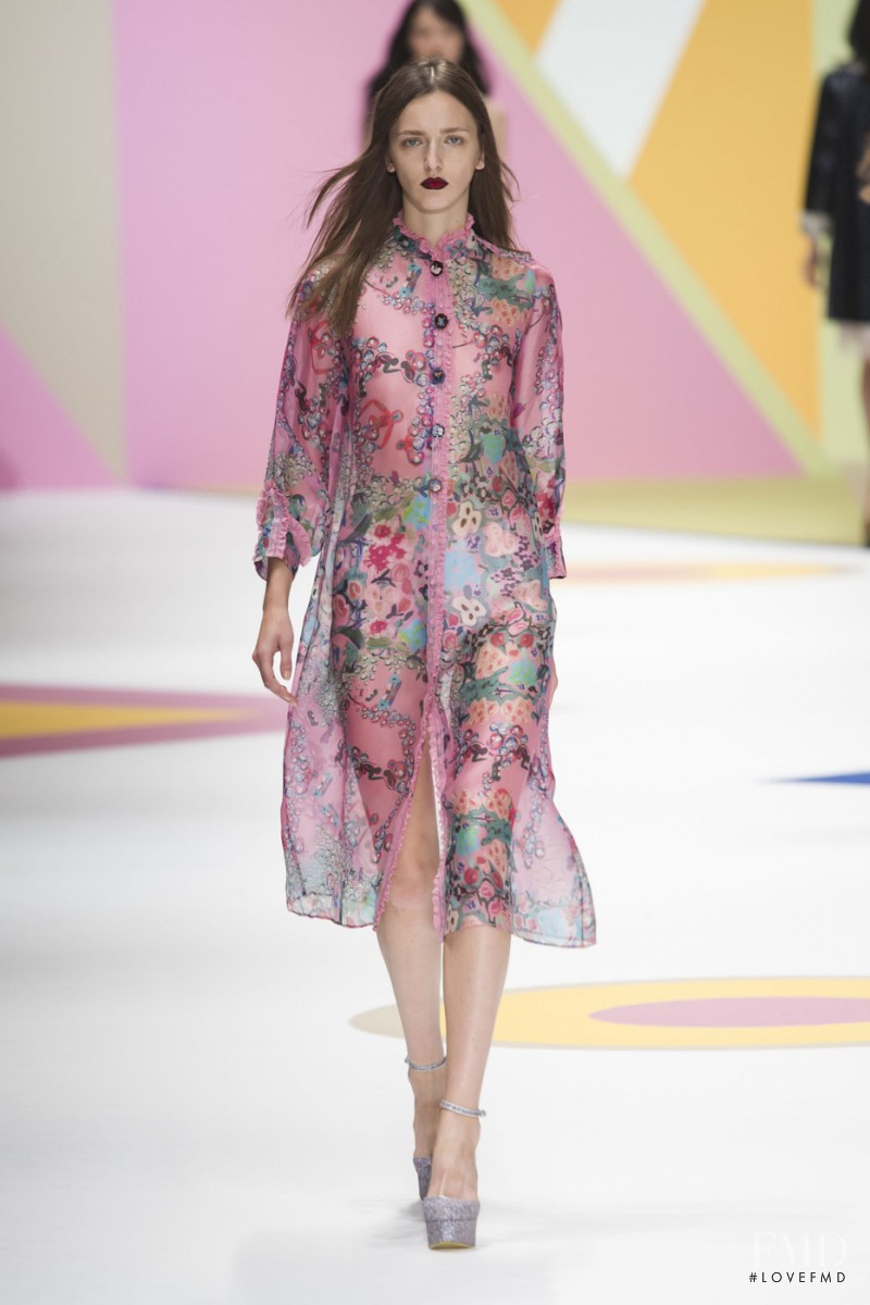 Sasha Antonowskaia featured in  the Shiatzy Chen fashion show for Spring/Summer 2016