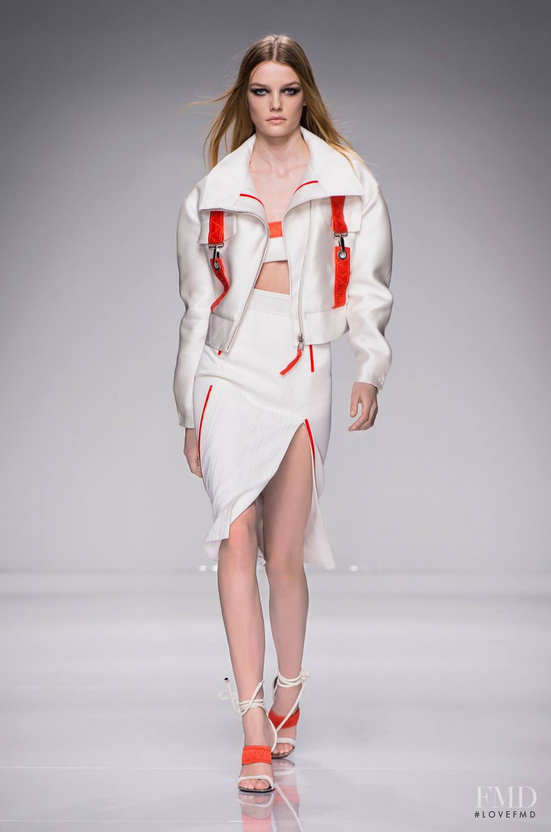 Roos Abels featured in  the Atelier Versace fashion show for Spring/Summer 2016