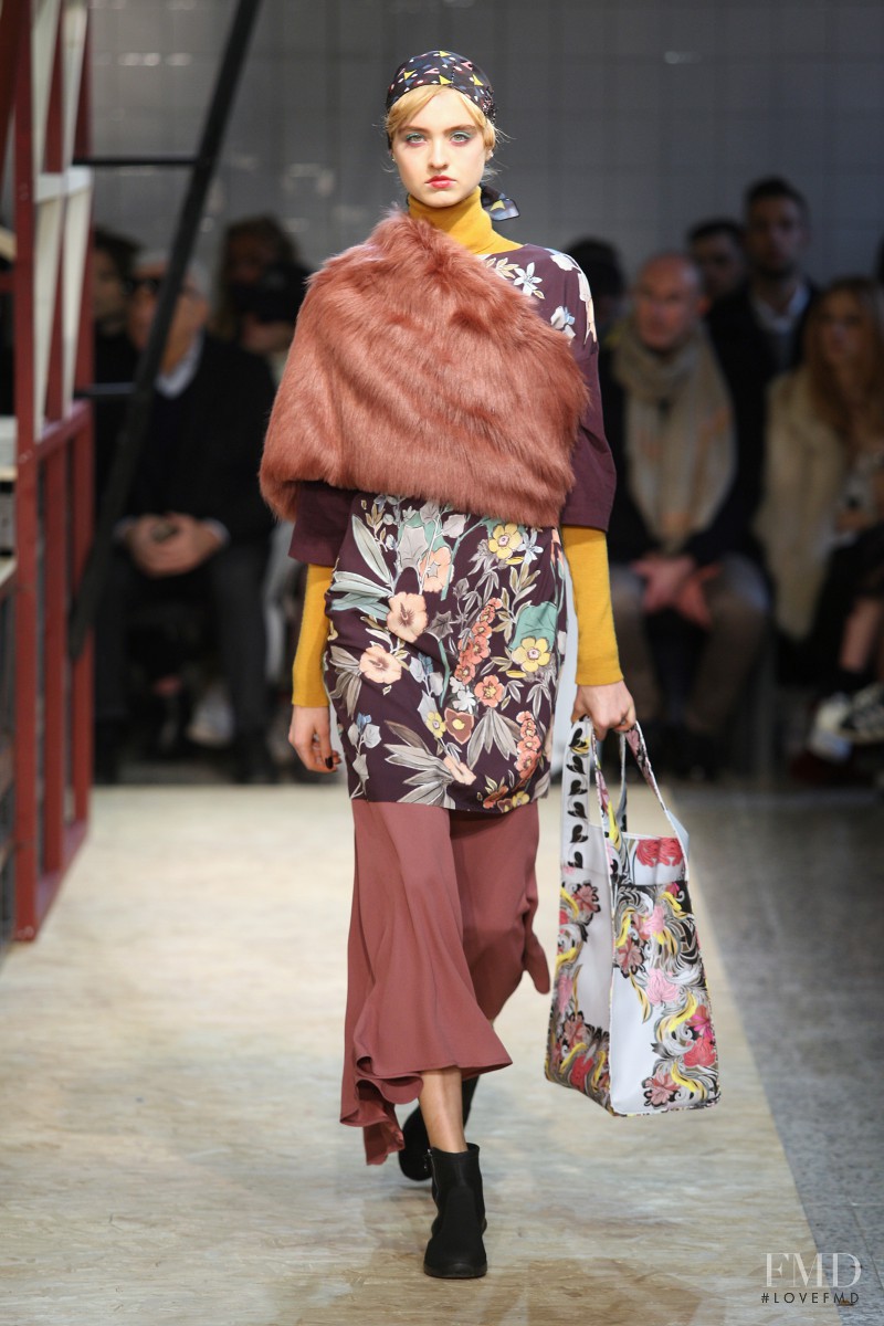 Kelsey Soles featured in  the I\'m Isola Marras fashion show for Autumn/Winter 2016