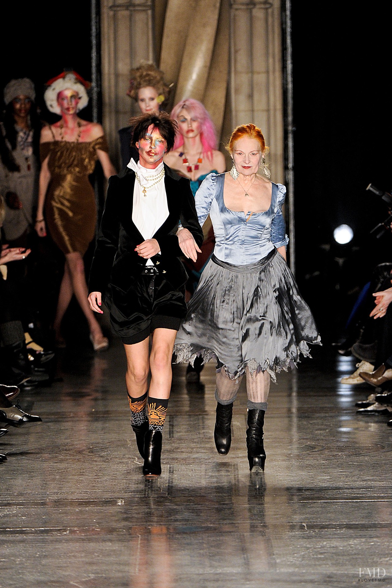 Vivienne westwood nana. Вивьен Вествуд. Вивьен Вествуд Nana. Вивьен Вествуд 1995. Вивьен Вествуд клетка.