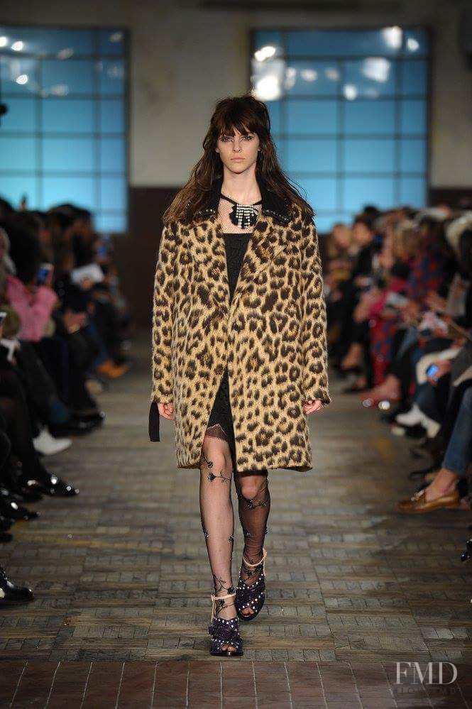 Vittoria Ceretti featured in  the N° 21 fashion show for Autumn/Winter 2016