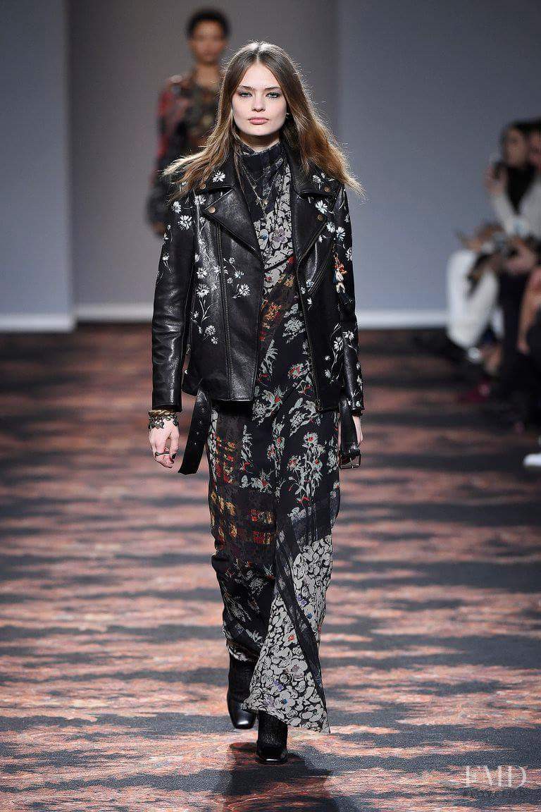 Anna Mila Guyenz featured in  the Etro fashion show for Autumn/Winter 2016