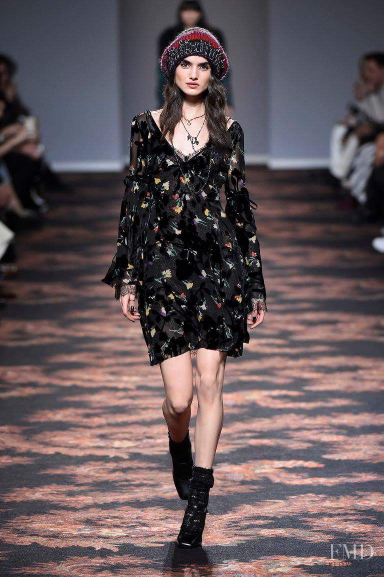 Blanca Padilla featured in  the Etro fashion show for Autumn/Winter 2016