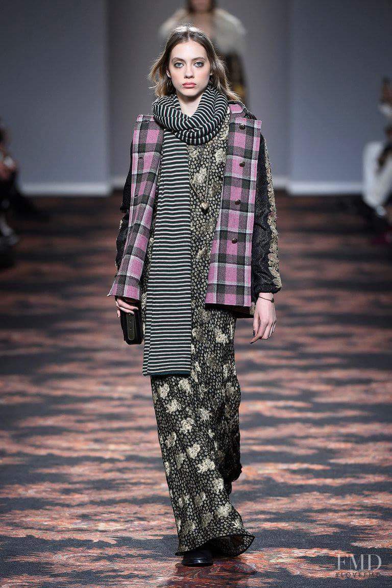 Odette Pavlova featured in  the Etro fashion show for Autumn/Winter 2016