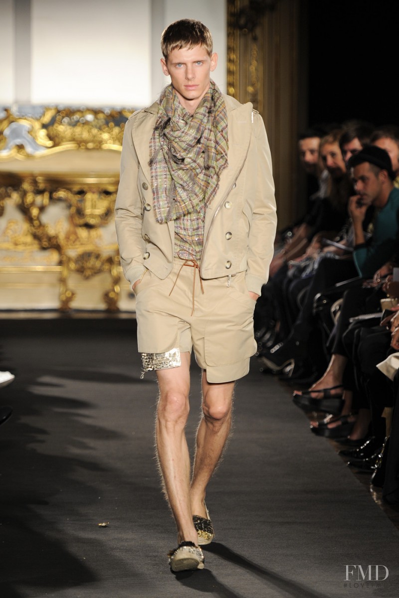 Gaetano Navarra fashion show for Spring/Summer 2011