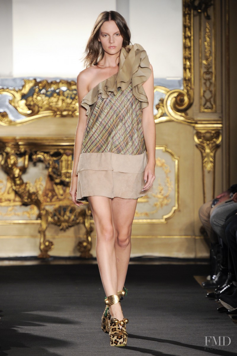 Gaetano Navarra fashion show for Spring/Summer 2011