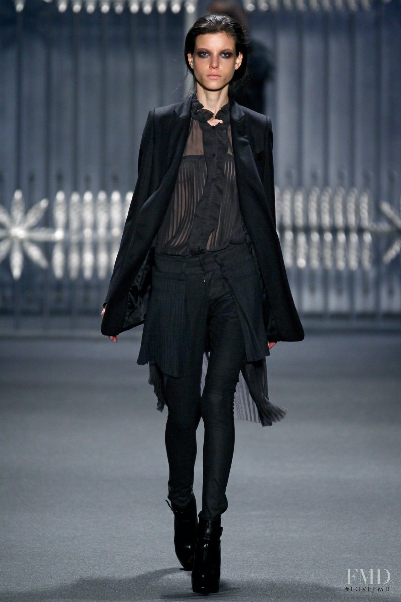 Tatiana Cotliar featured in  the Vera Wang fashion show for Autumn/Winter 2011