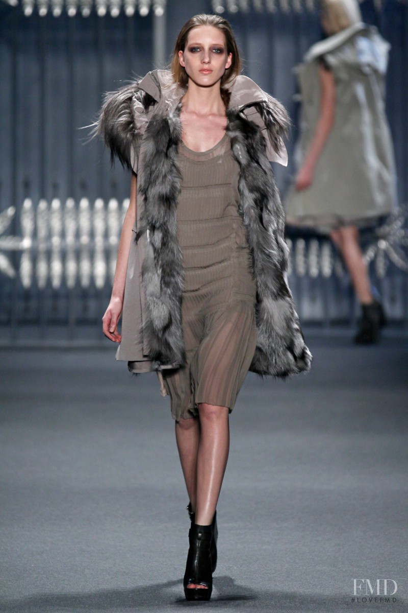 Iris Egbers featured in  the Vera Wang fashion show for Autumn/Winter 2011