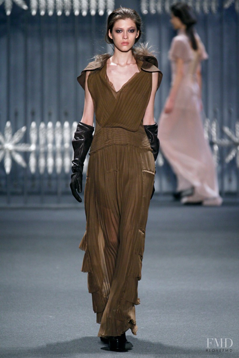 Yulia Kharlapanova featured in  the Vera Wang fashion show for Autumn/Winter 2011