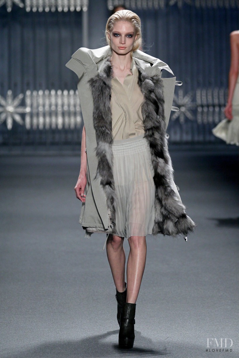 Melissa Tammerijn featured in  the Vera Wang fashion show for Autumn/Winter 2011