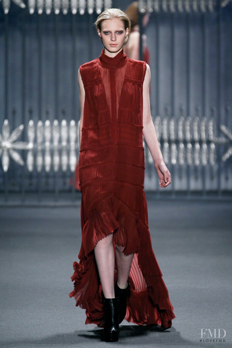 Julia Nobis featured in  the Vera Wang fashion show for Autumn/Winter 2011