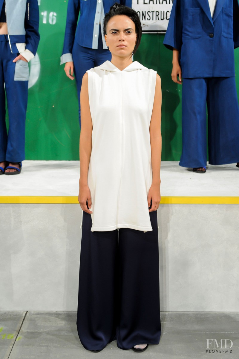 Ji Oh fashion show for Spring/Summer 2016