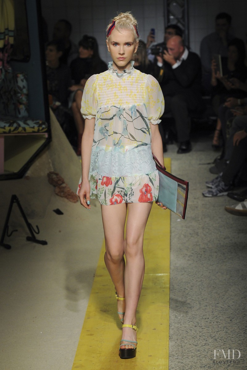 Gisele Pletzer featured in  the I\'m Isola Marras fashion show for Spring/Summer 2016