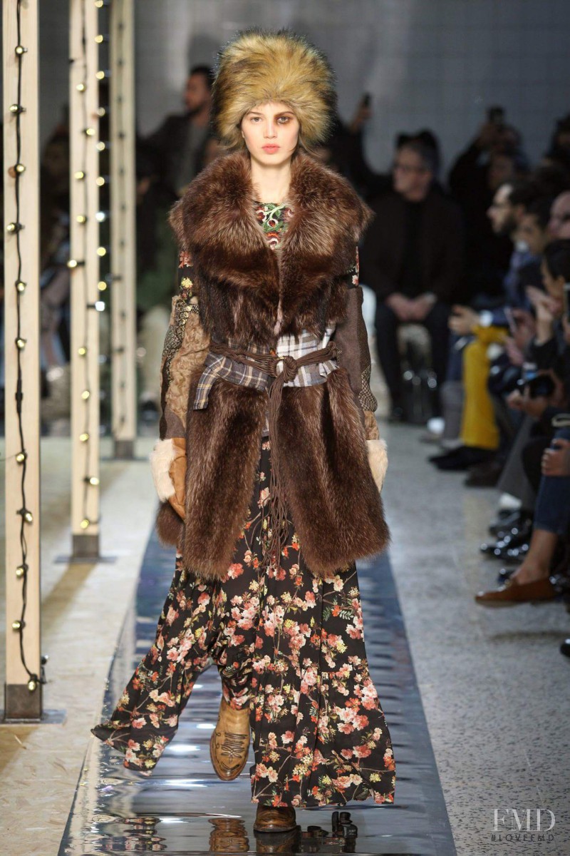 Sara Witt featured in  the Antonio Marras fashion show for Autumn/Winter 2016