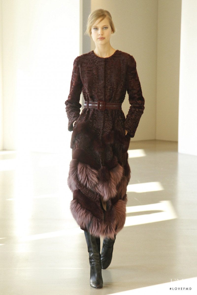 Elisabeth Erm featured in  the Oscar de la Renta fashion show for Pre-Fall 2016