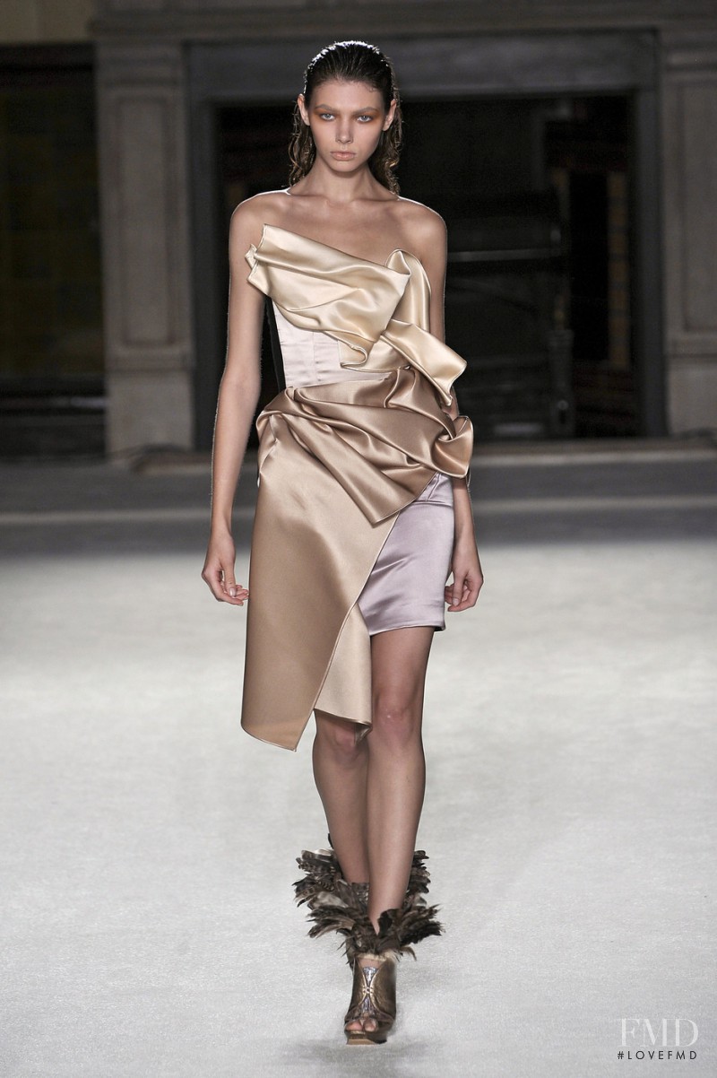 Keats Kolyasnikova featured in  the Roksanda Ilincic fashion show for Spring/Summer 2010