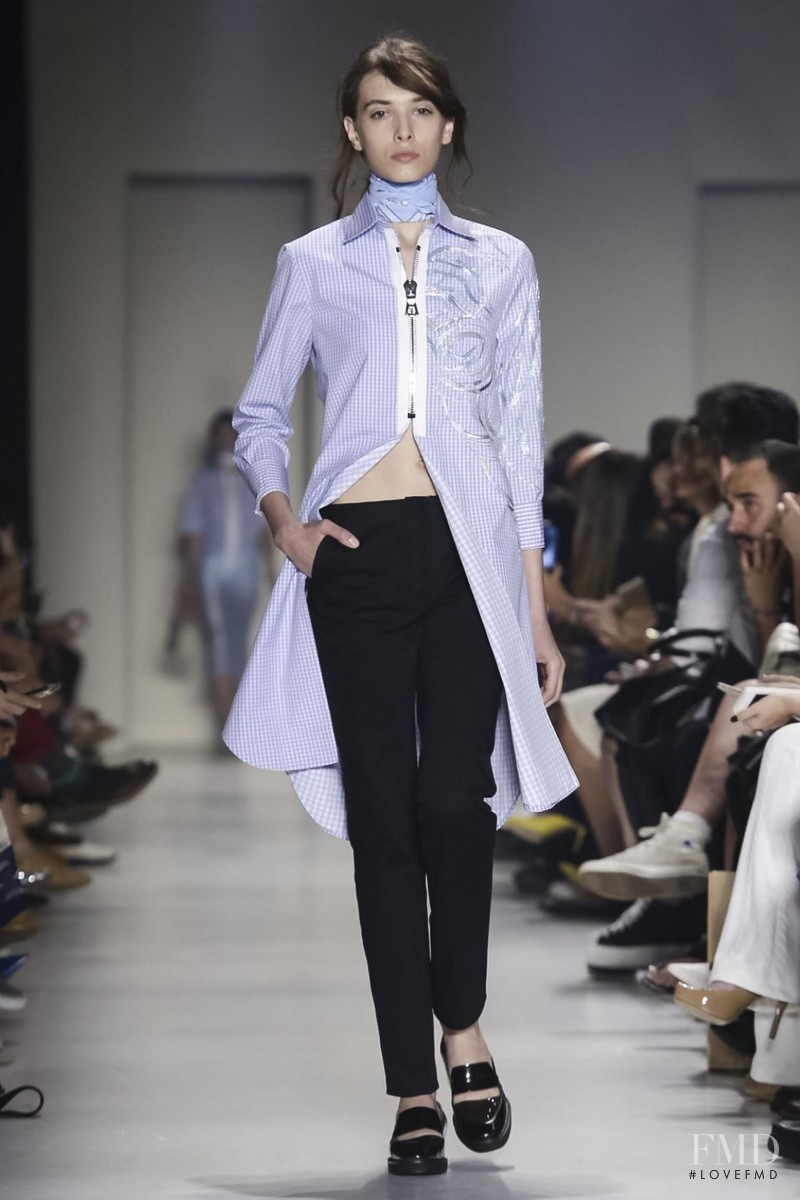 Jaque Cantelli featured in  the Vitorino Camposs fashion show for Spring/Summer 2016