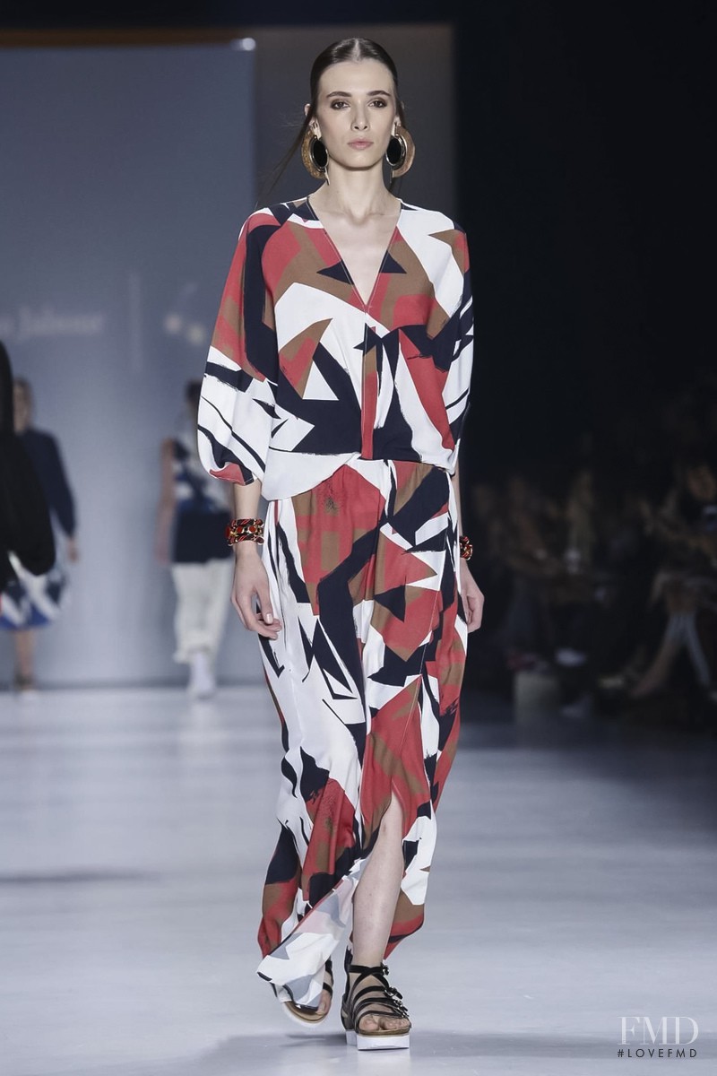 Jaque Cantelli featured in  the Juliana Jabour fashion show for Spring/Summer 2016