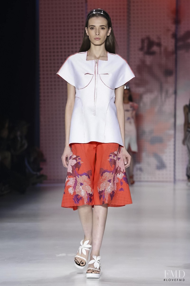 Jaque Cantelli featured in  the Sacada fashion show for Spring/Summer 2016