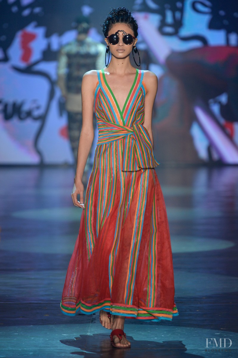 Aira Ferreira featured in  the Ronaldo Fraga fashion show for Spring/Summer 2017