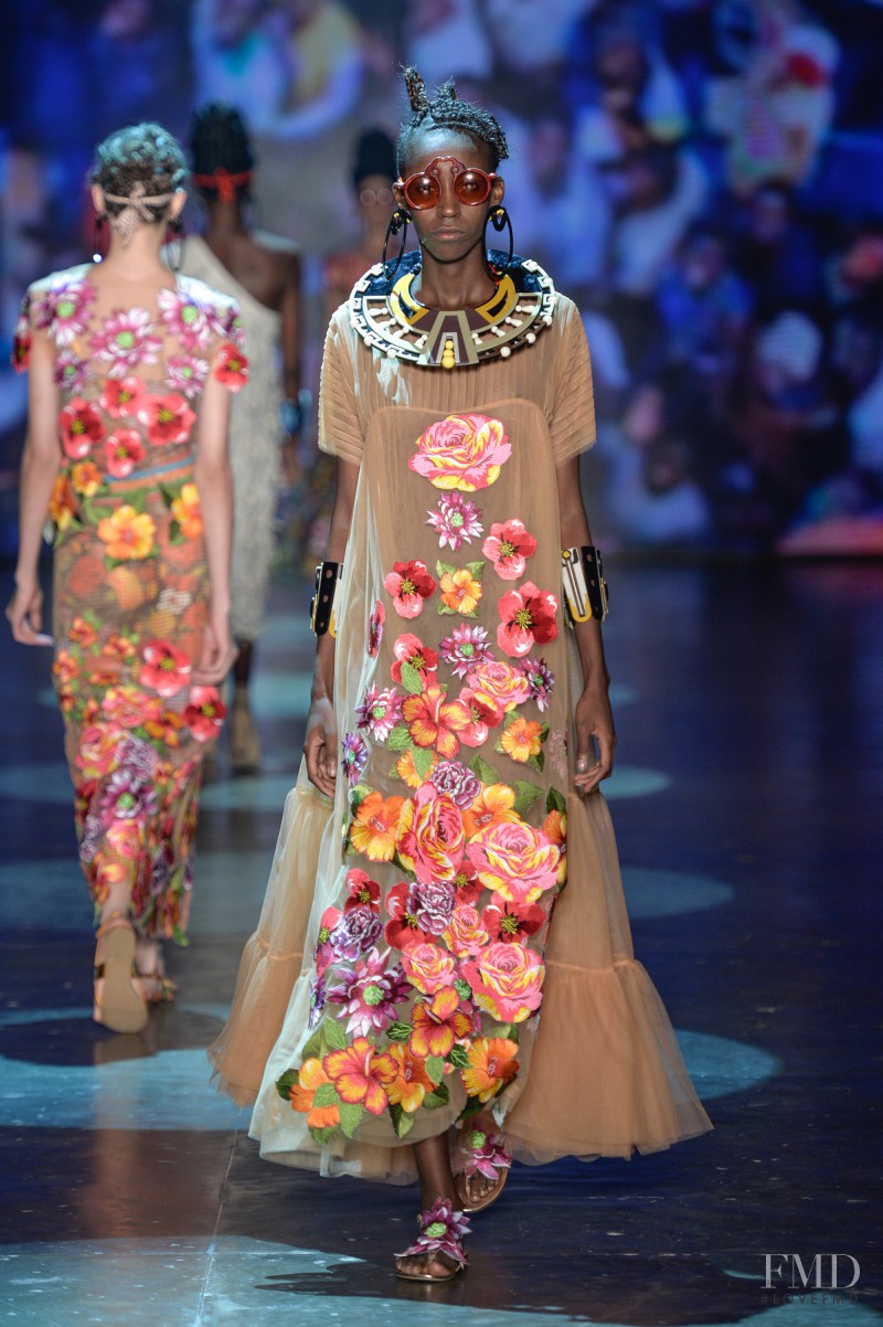 Viviane Oliveira featured in  the Ronaldo Fraga fashion show for Spring/Summer 2017