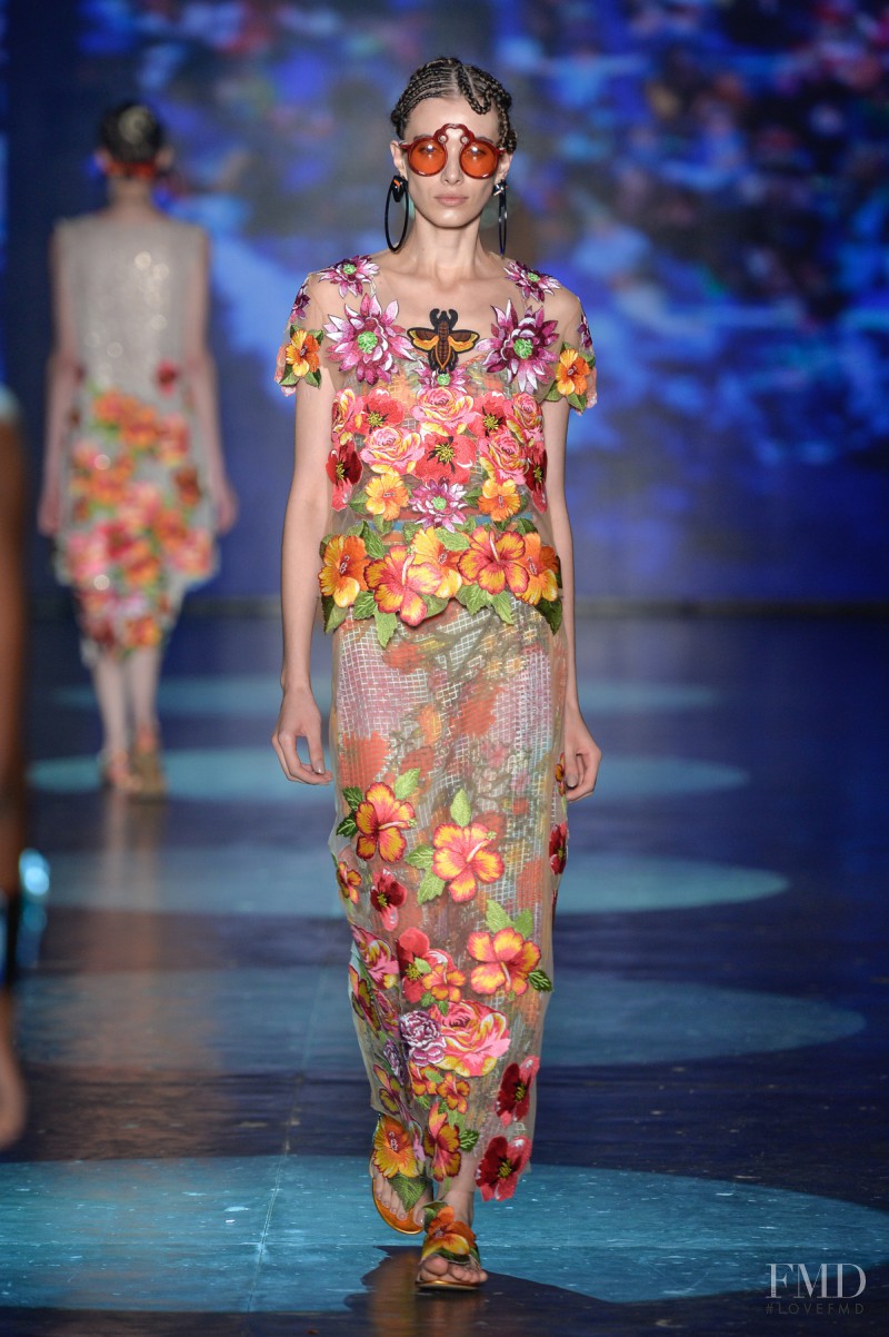 Jaque Cantelli featured in  the Ronaldo Fraga fashion show for Spring/Summer 2017