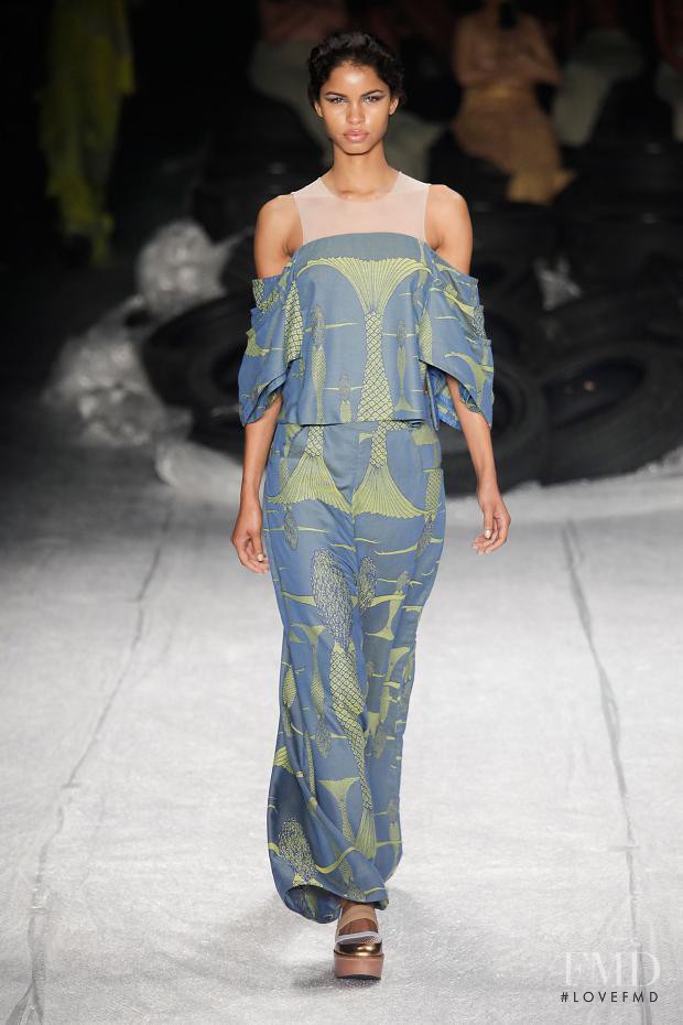 Karol Santos featured in  the Ronaldo Fraga fashion show for Spring/Summer 2016