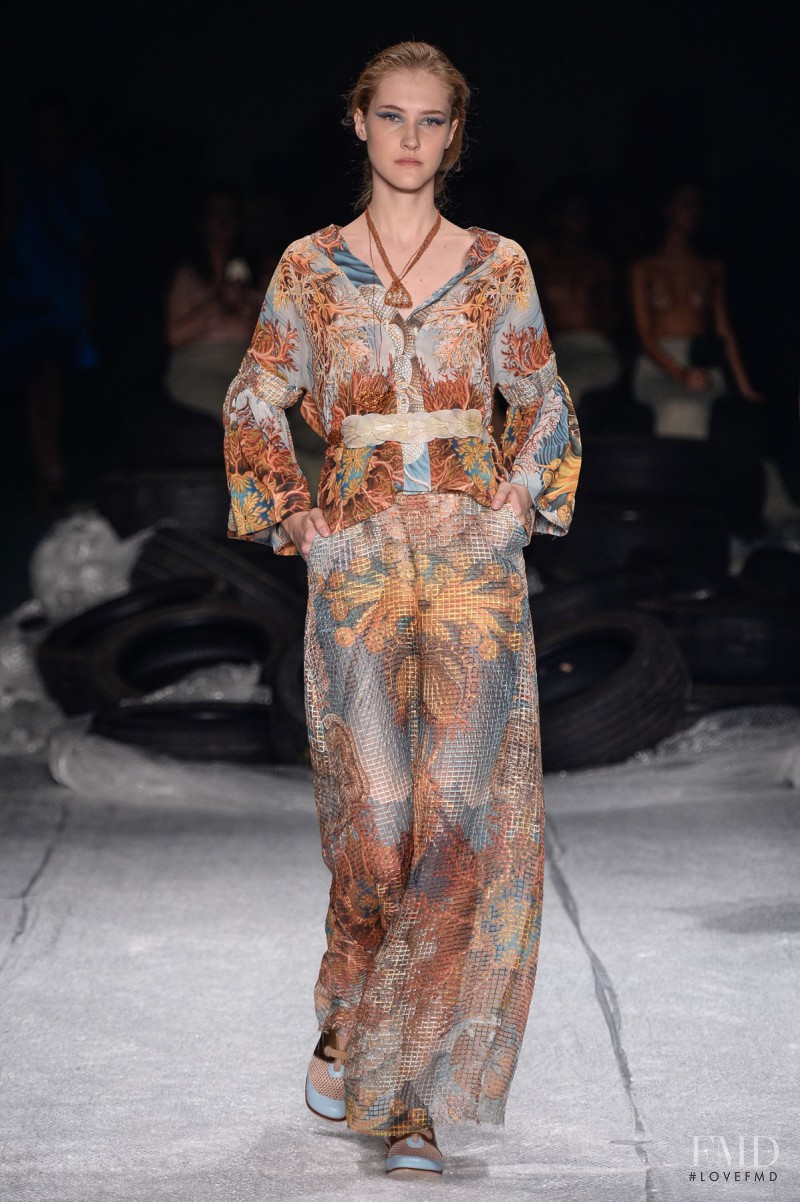 Lana Forneck featured in  the Ronaldo Fraga fashion show for Spring/Summer 2016