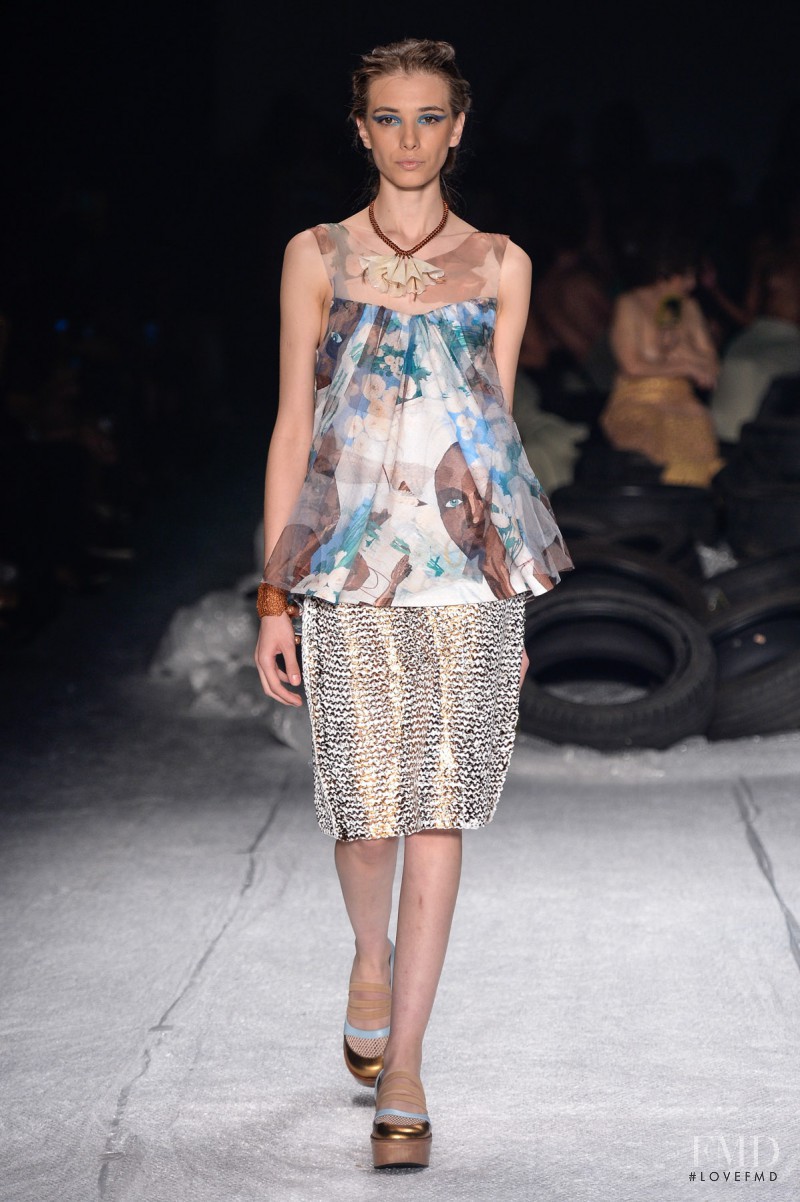 Jaque Cantelli featured in  the Ronaldo Fraga fashion show for Spring/Summer 2016