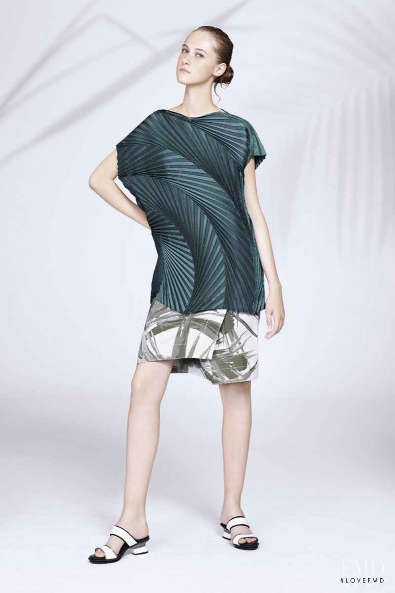 Lana Forneck featured in  the Issey Miyake fashion show for Resort 2016