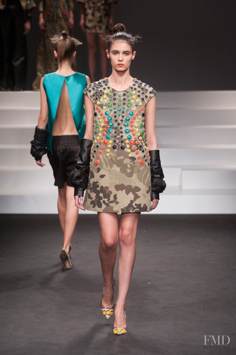 Dasha Khlynova featured in  the Jo No Fui fashion show for Spring/Summer 2014