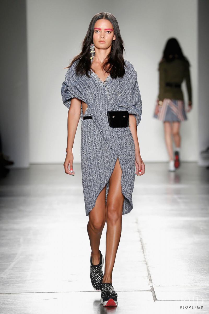 Wanessa Milhomem featured in  the Iijin fashion show for Spring/Summer 2016