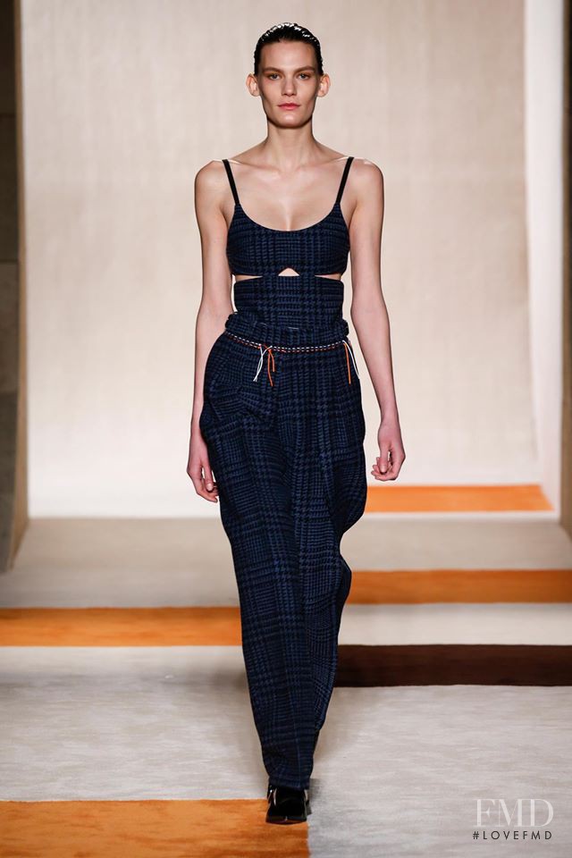 Victoria Beckham fashion show for Autumn/Winter 2016