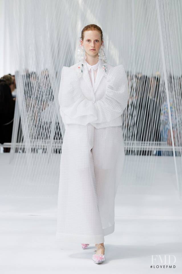 Magdalena Jasek featured in  the Delpozo fashion show for Spring/Summer 2016