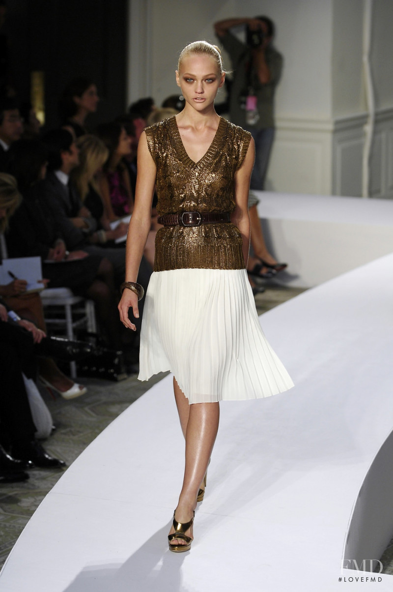 Sasha Pivovarova featured in  the Oscar de la Renta fashion show for Spring/Summer 2008