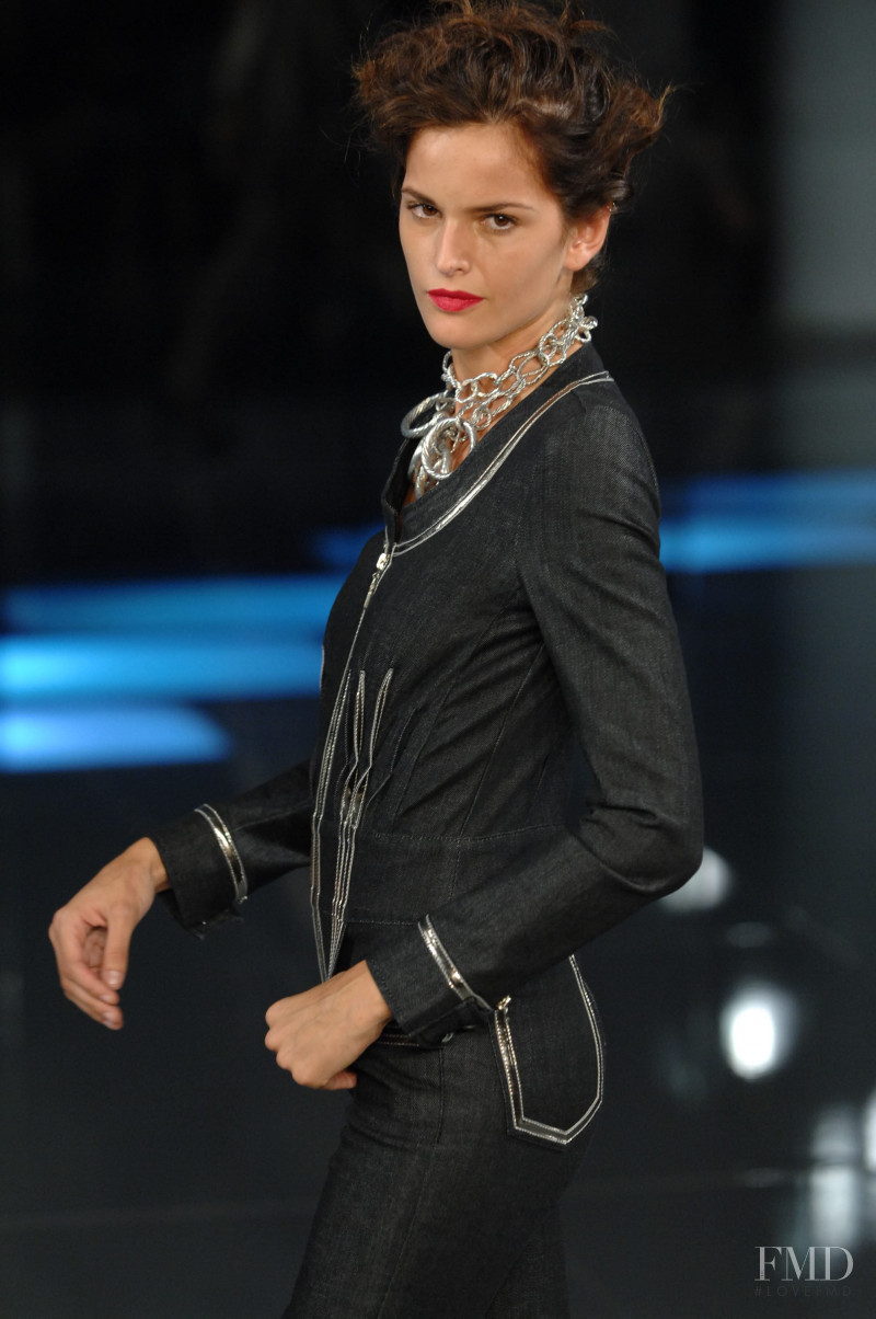Izabel Goulart featured in  the Iodice fashion show for Autumn/Winter 2007