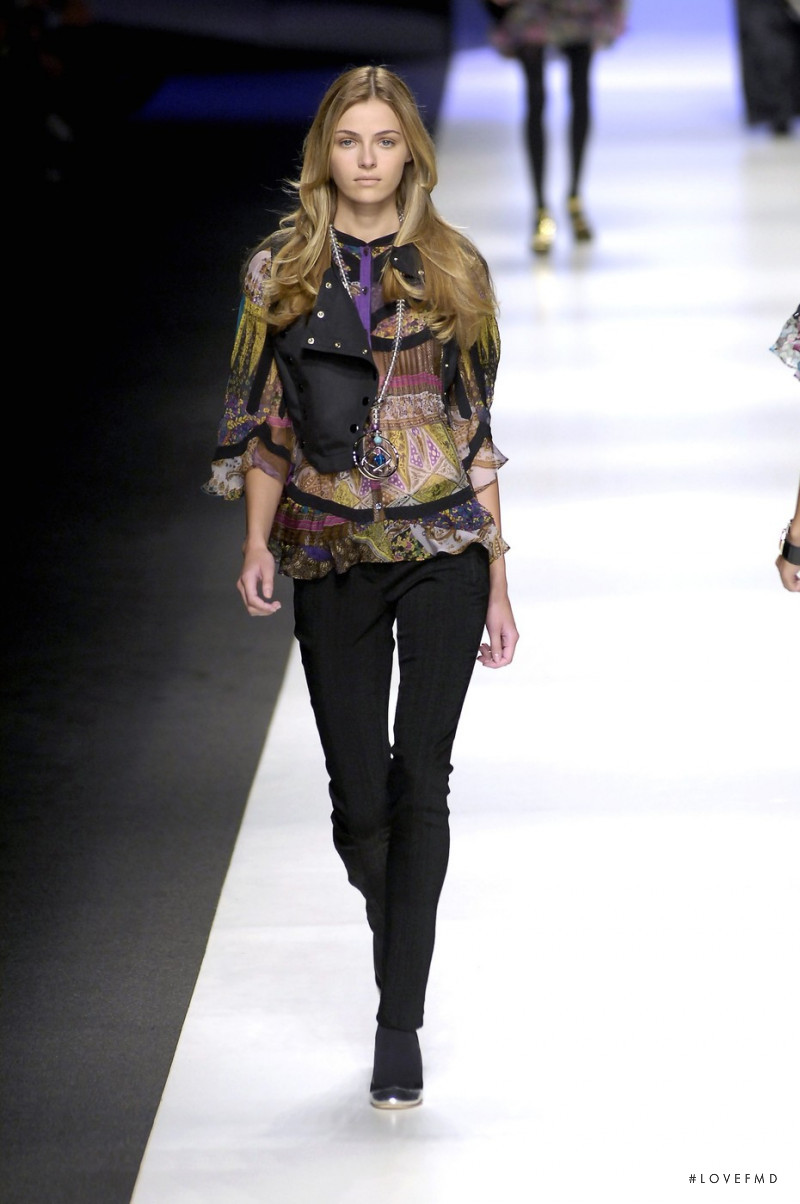 Valentina Zelyaeva featured in  the Etro fashion show for Spring/Summer 2007