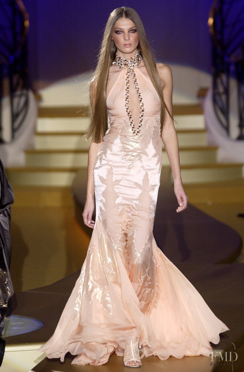 Daria Werbowy featured in  the Atelier Versace fashion show for Spring/Summer 2004