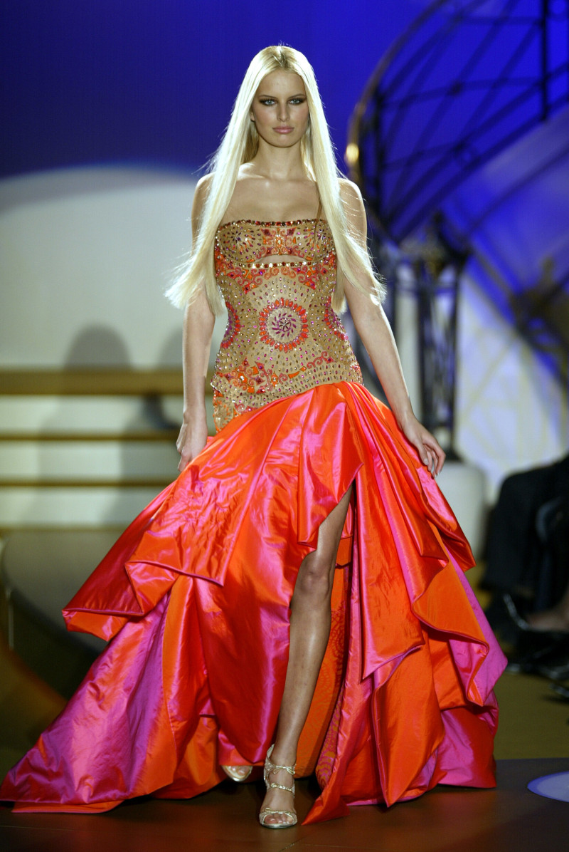 Karolina Kurkova featured in  the Atelier Versace fashion show for Spring/Summer 2004