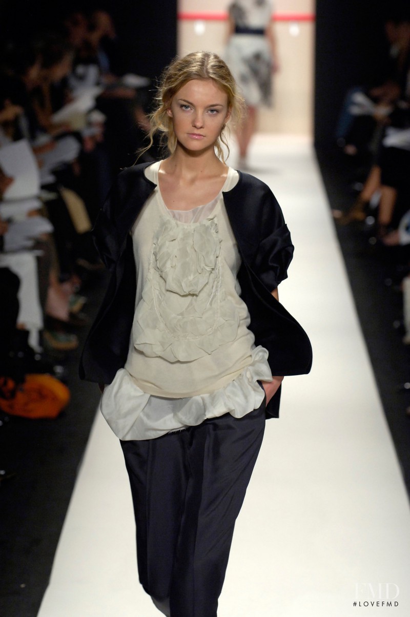 Caroline Trentini featured in  the Vera Wang fashion show for Spring/Summer 2007