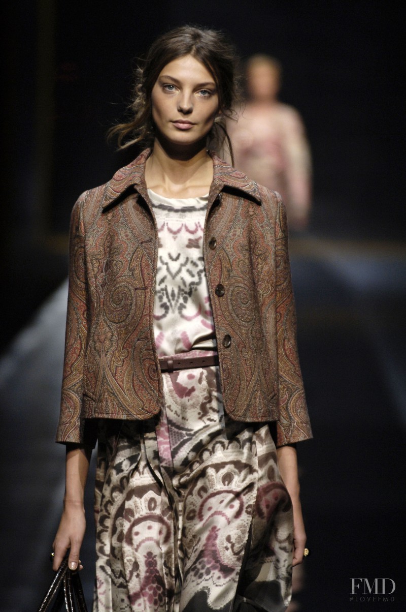 Daria Werbowy featured in  the Etro fashion show for Autumn/Winter 2006