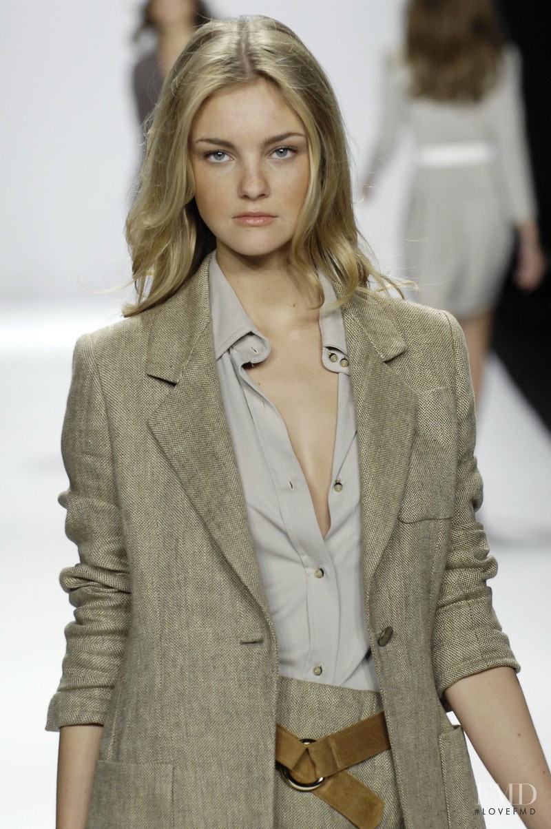 Caroline Trentini featured in  the Bill Blass fashion show for Spring/Summer 2007