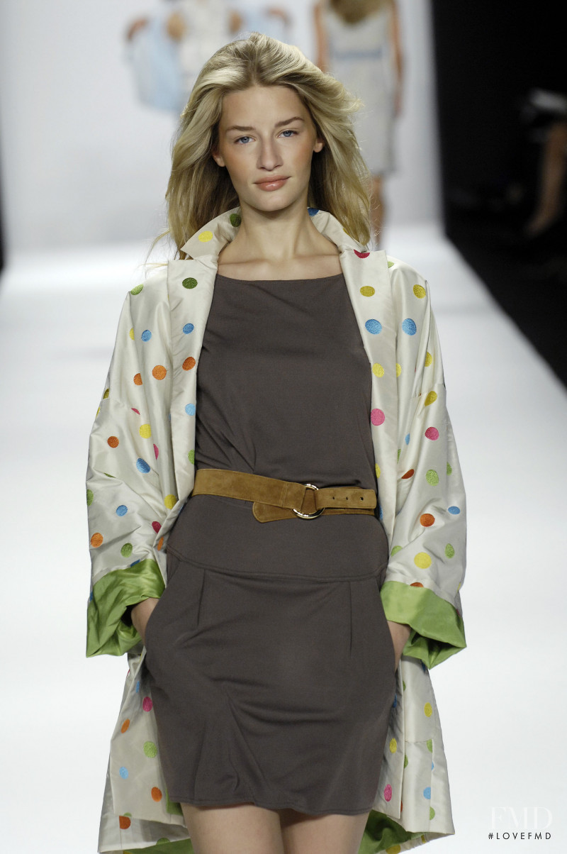 Linda Vojtova featured in  the Bill Blass fashion show for Spring/Summer 2007