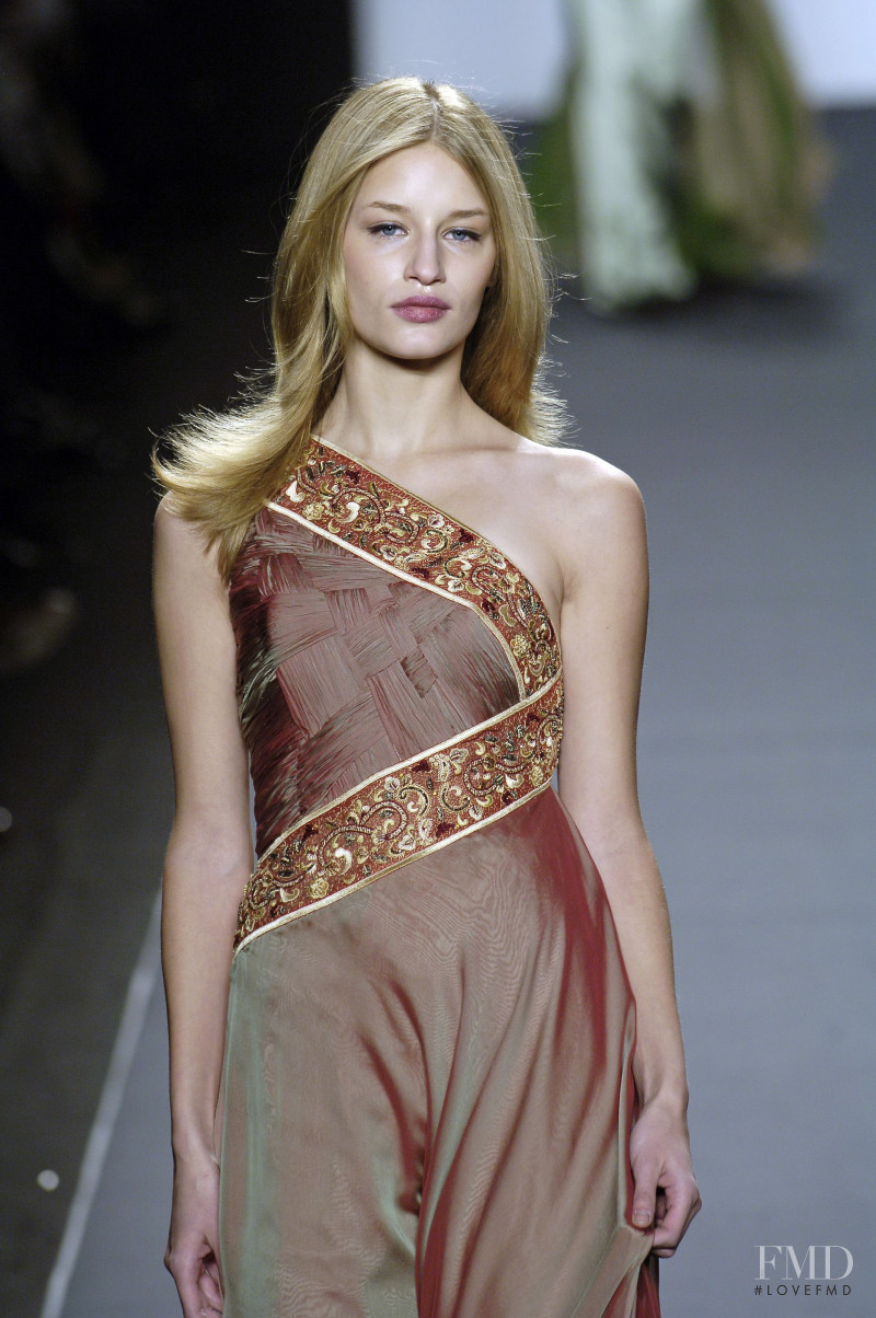 Linda Vojtova featured in  the Bill Blass fashion show for Autumn/Winter 2006