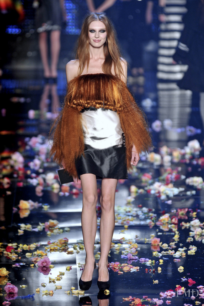 Olga Sherer featured in  the Sonia Rykiel fashion show for Spring/Summer 2009