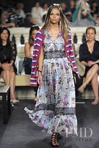 Natasha Poly featured in  the Chanel fashion show for Cruise 2007
