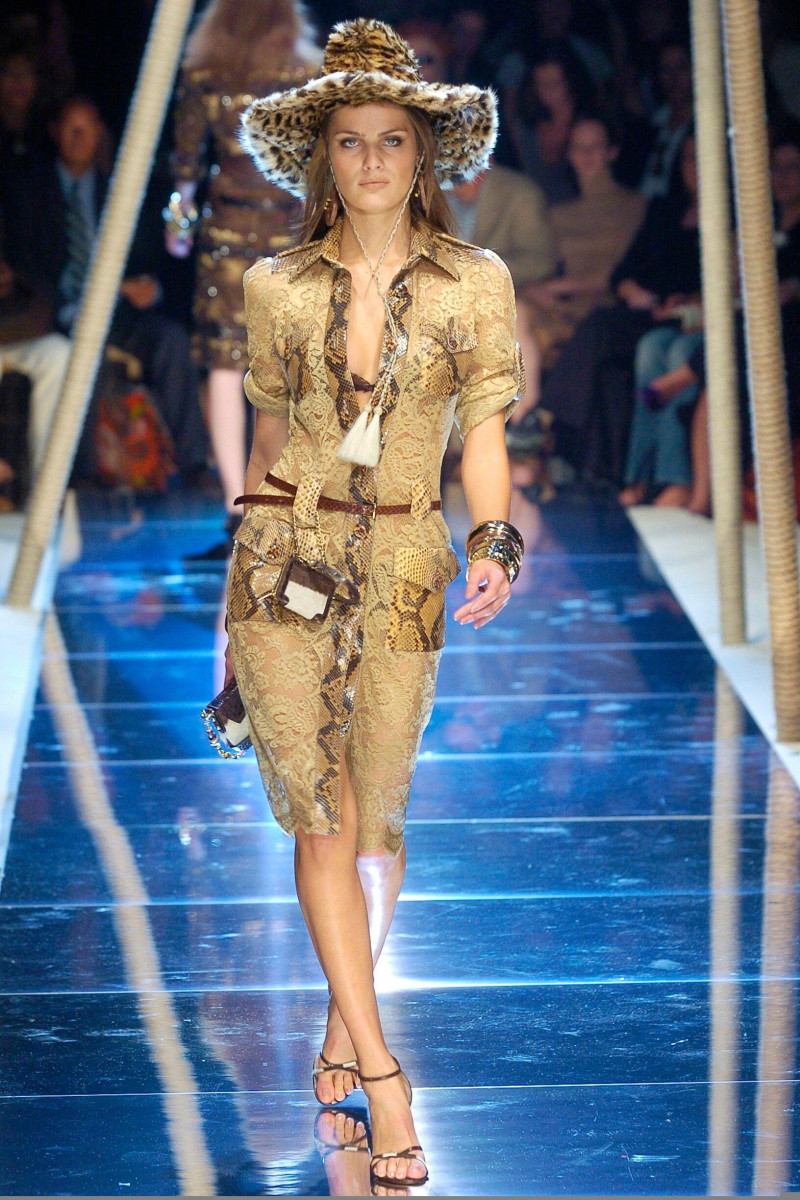 Isabeli Fontana featured in  the Dolce & Gabbana fashion show for Spring/Summer 2005