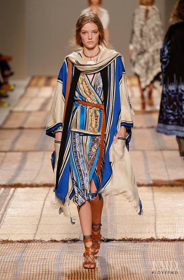 Roos Abels featured in  the Etro fashion show for Spring/Summer 2017
