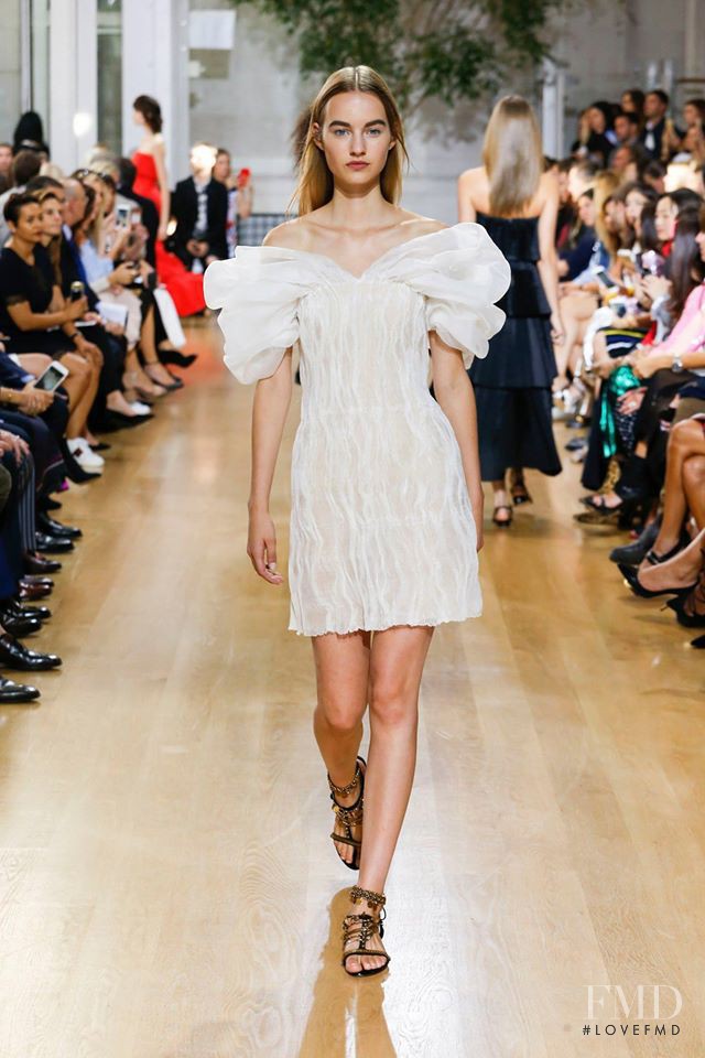 Maartje Verhoef featured in  the Oscar de la Renta fashion show for Spring/Summer 2017